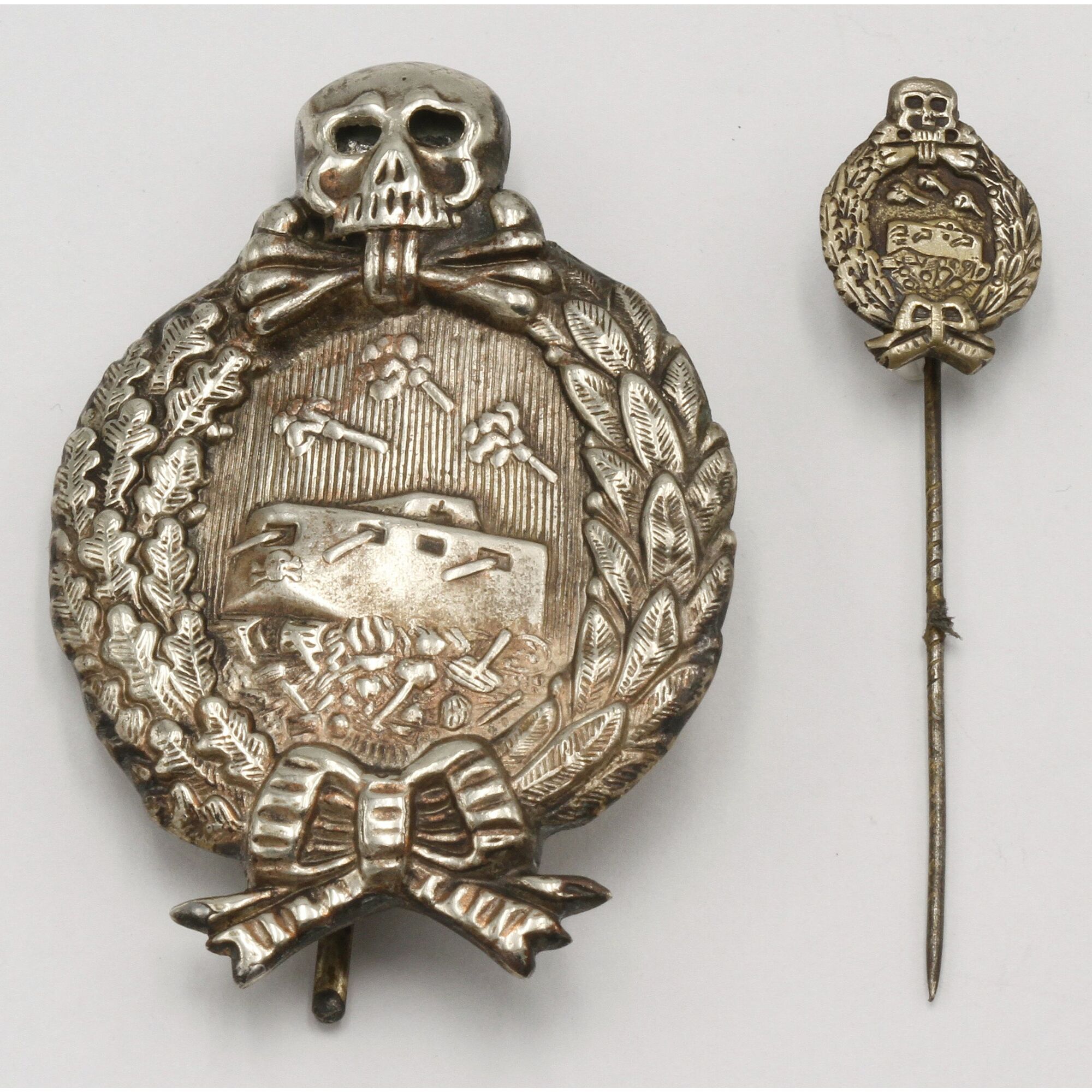 KampfwagenAbzeichen mit Anstecknadel auctions & price archive