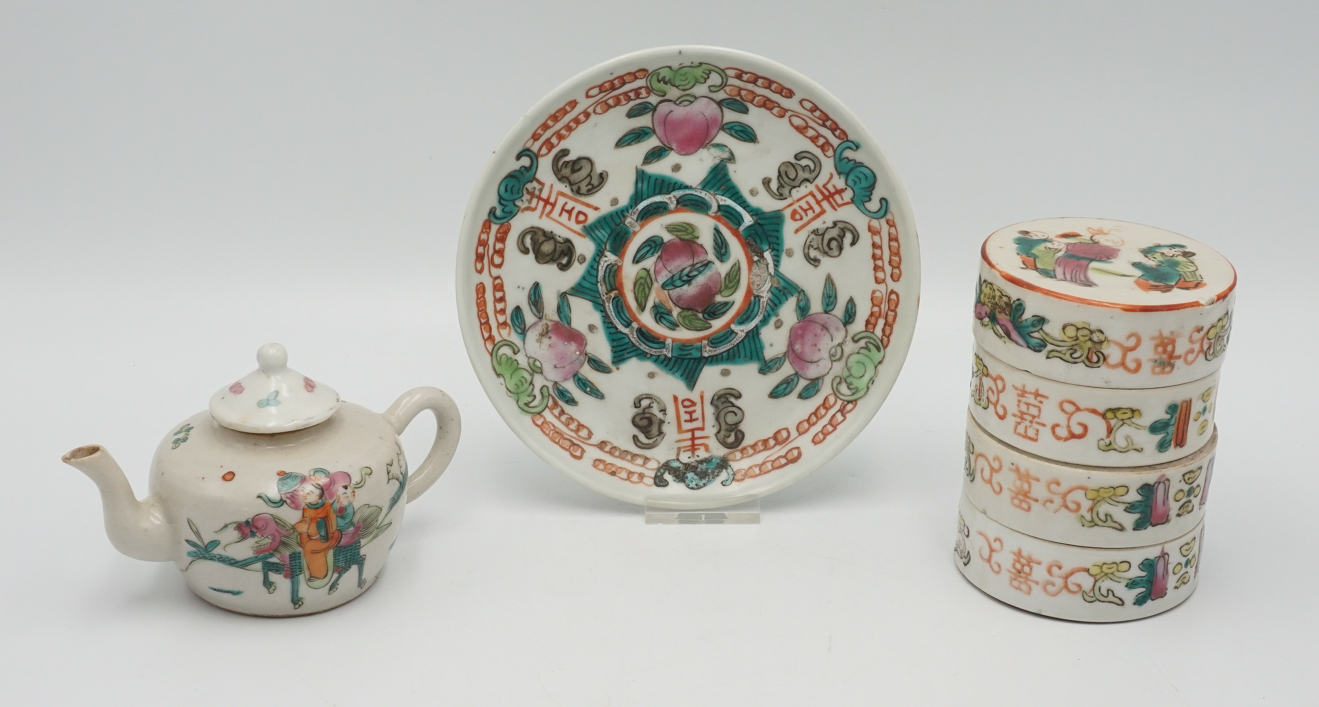 Teekanne, Teller und Stapeldose, China, um 1900 Teapot, plate and stacking...