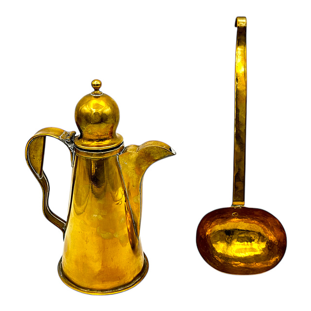 Messingkanne in Art der Rotsponkannen und Kelle mit Hammerschlagdekor, 18./19. Jh